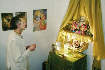 Вишвамитра прабху проводит пуджу Божествам Гаура-Нитай