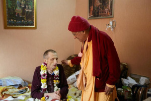 Гопал-Кришна Госвами навещает Вишвамитру прабху в больнице