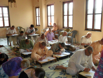 Занятия группы Бхакти-шастры в Майпуре. Группа 2012-1013 гг