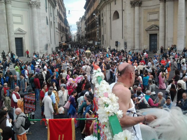 A pujari prepares Lord Jagannaths chariot at the dramatic Piazza del Popolo