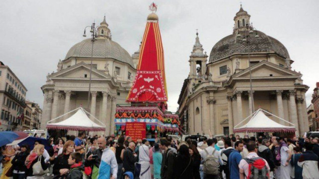 Lord Jagannaths chariot prepares to leave from Piazza del Popolo sitting between the bhajan and book booths
