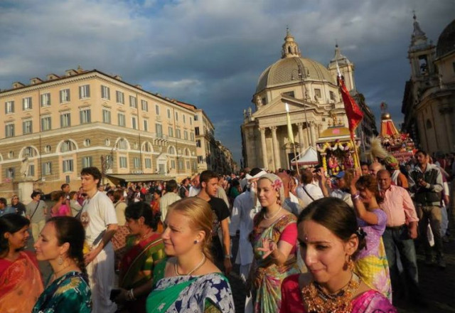 The Rathayatra parade rolls through the streets of Rome