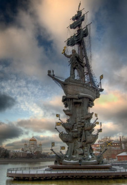 Гигантский памятник Петру Первому