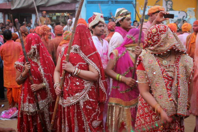 Индийские женщины с покрытой головой