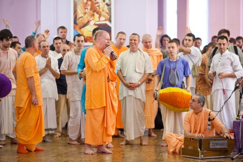 Ниранджана Свами, Бхакти Чайтанья Свами и Дхирашанта прабху в СПб. Август 2013