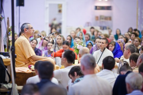 Ниранджана Свами дает лекцию в Храме Кришны в СПб