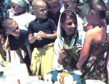 Шримати Хладини с детьми служит Божествам Джаганнатхе, Баладеве и Субхадре. 1984 год.