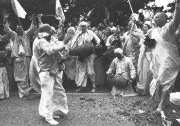 Вишнуджана Свами ведет киртан на Ратха-Ятре