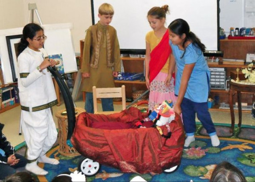Школьники воспроизводят сцены из детства Шрилы Прабхупады, устроив детскую Ратха Ятру.