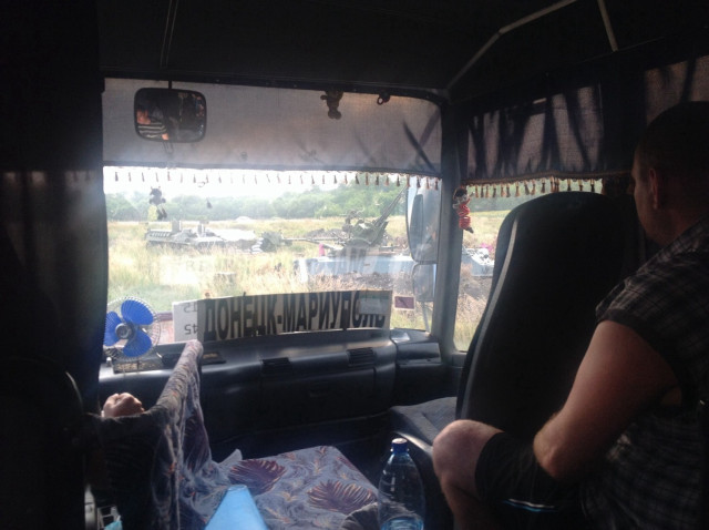 Автобус на военной дороге. Украина, 2014