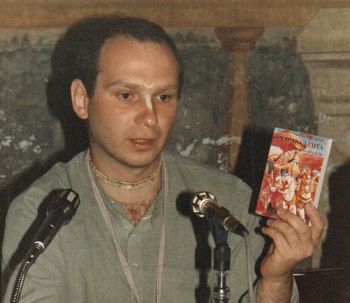 Валентин Юров (Веда-вьяса Дас) на одной из правозащитных конференций показывает журналистам русскую "Бхагавад-гиту".
