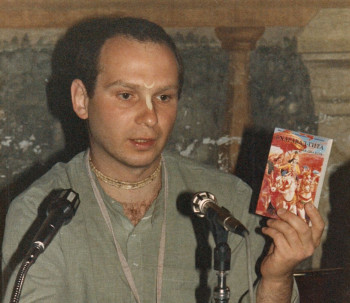 Валентин Юров (Веда-вьяса Дас) на одной из правозащитных конференций показывает журналистам русскую "Бхагавад-гиту".