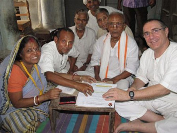 Хари Шаури подписывает соглашение с управляющим комитетом, владельцами места рождения Бхактивинода Тхакура