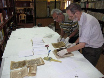 Сотрудники исследовательского центра Бхактиведанты работают над резервацией древних манускриптов