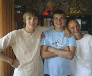 Павел Асанов (Радхика Раман прабху), Андрей Беззубиков (Ананда Говардхан прабху) и их друг