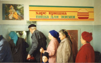 Раздача горячей пищи в благотворительной столовой Харе Кришна - Пища жизни в Чечне, г.Грозный. 1995