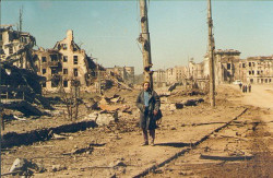Сукхананда дас среди развалин Грозного в марте 1995 года