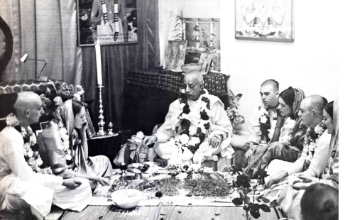 Шрила Прабхупада проводит виваха-ягью для своих учеников в Бостоне, 1969 год
