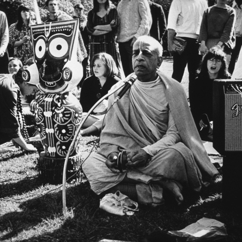 Шрила Прабхупада поёт киртан рядом с первым Божеством Джаганнатхи в ИСККОН. Голден-Гейт Парк, Калифорния, 1967