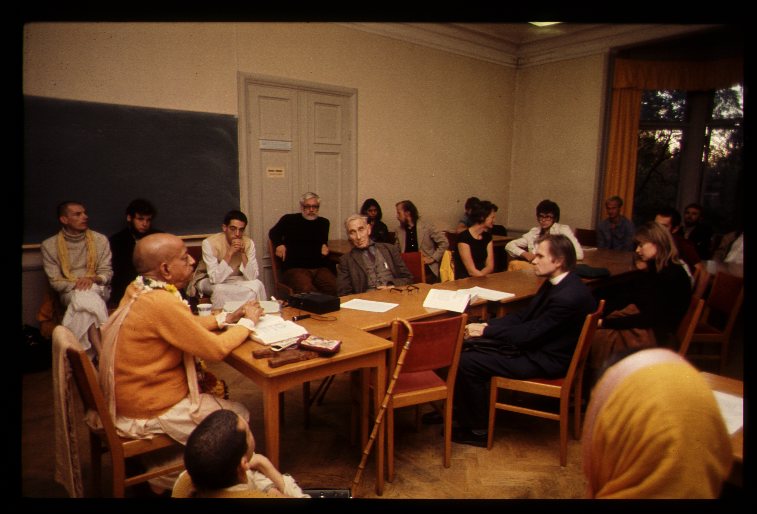 SHrila Prabhupada beseduet s uchenymi1