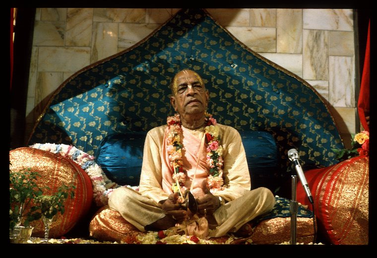 CT19 024 Shrila Prabhupada na asane