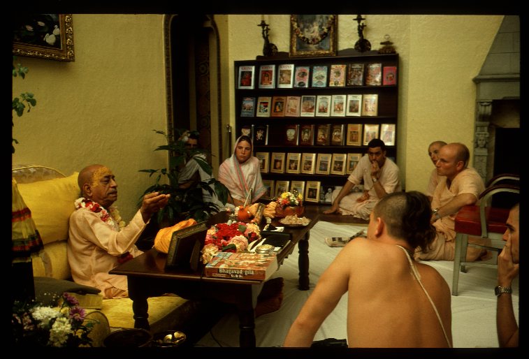 CT26 024 Shrila Prabhupada beseduet s uchenikami