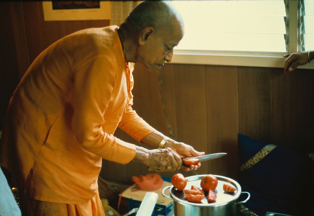 Shrila Prabhupada rezhet pomidory