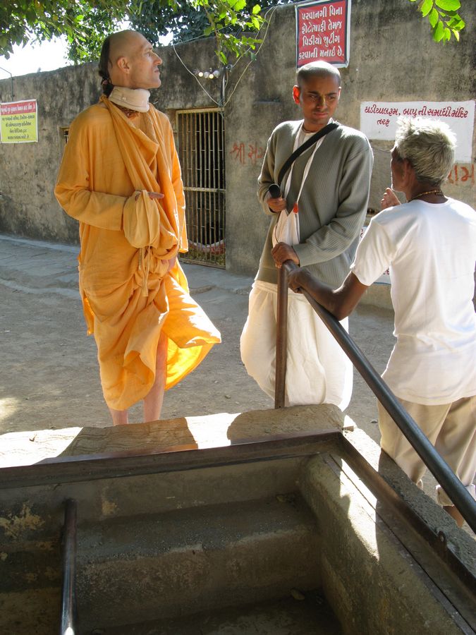 Бхакти Викаша Свами. Ranavav, Gujarat, India (January 2011)